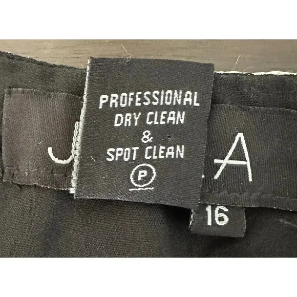 Elegant Black and White Maxi Dress - Picture 6 of 7